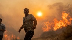 Požiare v oblasti Stredozemného mora si už vyžiadali desiatky obetí. Oheň sa stále šíri