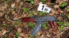 V Česku brutálne vraždil Slovák. Zobral samopal a paľbu na rodinu spustil cez zatvorené dvere