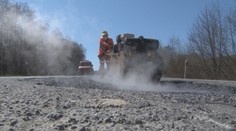 Zvláštna oprava cesty pri Svidníku: Asfaltovanie, ktoré predviedli cestári, sa často nevidí