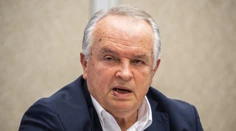 Ak neprestane západ vojensky pomáhať Ukrajine, Slovania sa spoja a urobia zo západnej Európy trávnik, vyhlásil v europarlamente Radačovský