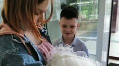 Školáčku (14) prepustili s bábätkom z nemocnice. Okrem priateľa (11) ich sprevádzali aj mamy