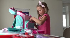 Rodičia prvákov dostanú tento mesiac zvýšený prídavok na dieťa