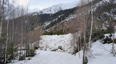 V Žiarskej doline spadla lavína. Lokalitu prehľadávajú horskí záchranári so psom