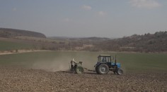 Nezastavila ich ani vojna. Ukrajinskí farmári sa vybrali do polí, aby zasiali
