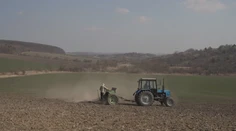 Nezastavila ich ani vojna. Ukrajinskí farmári sa vybrali do polí, aby zasiali