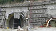 Hrozí ďalšie predĺženie výstavby tunela Višňové. V stenách stavby chýba betón