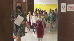 Ledva začali a už sú zase doma. Dôvodom je pozitivita jednej z učiteliek a slabá zaočkovanosť