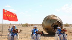 VIDEO: Čínski astronauti sa po 90-dňovej misii vrátili na Zem
