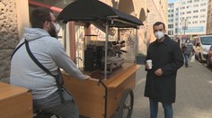 Pojazdné kaviarne a streetfoody predávať nemôžu. Kávu tak rozdávajú zdarma