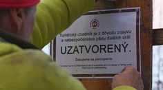 Zrútili sa masívne skaly. Chodník tatranskej magistrály neďaleko Hrebienka uzavreli