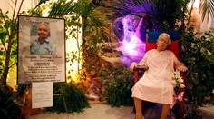 Netradičný pohreb. Telo zosnulej babičky posadili do kresla