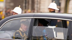 Pozrite si príchod smútiacej rodiny na pohreb kráľovnej