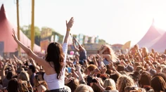 Párty ich vyšla draho. Po festivale testovali pozitívne na koronavírus stovky tínedžerov