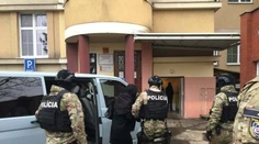 Monika Jankovská si slobodu dlho neužila, pred väznicou ju zadržali kukláči