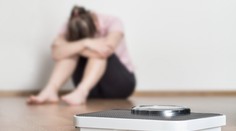 Ľudia s anorexiou jedia namočené vreckovky, či múku s olejom. Nakŕmiť ich nie je to, čo im pomôže sa vyliečiť