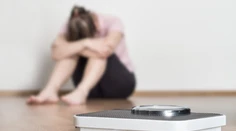 Ľudia s anorexiou jedia namočené vreckovky, či múku s olejom. Nakŕmiť ich nie je to, čo im pomôže sa vyliečiť