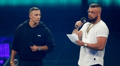 Židia sú pobúrení! Prestížnu hudobnú cenu získali raperi oslavujúci holokaust