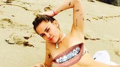 Nahá Miley sa odfotila na pláži. Rozkročená ako u gynekológa