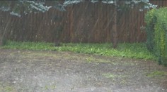 Na väčšine územia zrážky ustali, v regiónoch s najvyššími úhrnmi prší ďalej