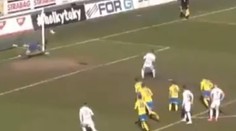 VIDEO: Kuriózny gól z penalty v Česku. Hráč vystrelil po zemi, no lopta skončila v šibenici