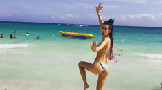 Herečka zdvihla ruku na pláži. Čo to má pod pazuchami?