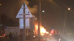 Mladíci narazili autom, ktoré začalo horieť. Nechceli povedať, kto šoféroval