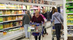 Zdražovanie v obchodoch sa končí. Dva reťazce ohlásili znižovanie cien pri stovkách produktov