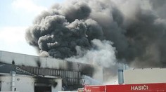 Hasiči lokalizovali požiar výrobnej haly, príčinu vzniku nepoznajú