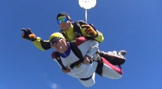 Palec hore! Pani Anka oslávila 80 rokov skokom s padákom