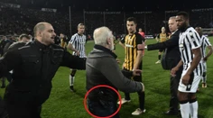 VIDEO: Divoký záver zápasu. Prezident PAOK po neuznanom góle vybehol na trávnik s pištolou