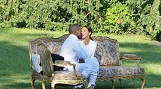 Kim a Kanye odleteli z Prahy. Ešte predtým sa olizovali v záhrade
