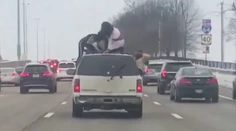 Vodiči neverili vlastným očiam. Mladé ženy twerkovali za jazdy na streche auta