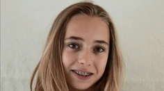 Z bábätka vyrástla krásna slečna. Hrdý otec sa chváli časozberným videom