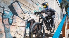 VIDEO: Preletel uličku iba o centimetre širšiu ako jeho riadidlá. Český biker vám vyrazí dych