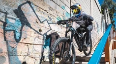 VIDEO: Preletel uličku iba o centimetre širšiu ako jeho riadidlá. Český biker vám vyrazí dych