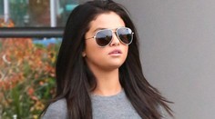 Zahalená Selena, ale do očí sa jej aj tak nikto nepozeral