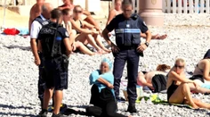 Fotka, ktorá rozhádala svet. Policajti prinútili moslimku vyzliecť sa na pláži