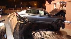 Opitý vodič napálil v centre Zvolena do domu, spolujazdec (†37) nehodu neprežil