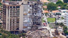 Spod ruín zrúteného bytového bloku na Floride hasiči vyslobodili telo 11. obete