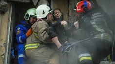 Záchranári z miesta ruského útoku v Dnipre odstránili už vyše osem ton trosiek