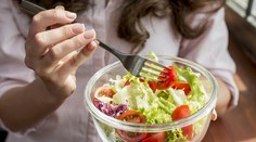 Chudnutie a večera. Podľa odborníkov nám v snahe zhodiť pár kíl vie výrazne pomôcť jej správne načasovanie