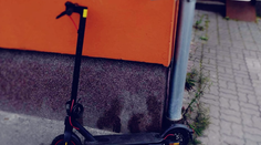 Nehoda v Žiari nad Hronom. Chlapca (11) na kolobežke bez prilby zrazilo auto, skončil v nemocnici