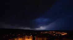 Búrky už sú nad Českom a smerujú k nám. Vieme, kde by mali byť najsilnejšie