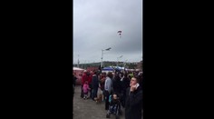 Palec hore! Parašutista zachránil kolegu, ktorému sa neotvoril padák