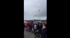 Palec hore! Parašutista zachránil kolegu, ktorému sa neotvoril padák