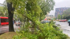 Od rána zasahujú hasiči aj policajti. Bratislava vyhlásila pre počasie mimoriadnu situáciu