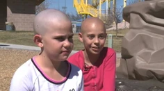 Dievča podporilo kamarátku s rakovinou. Vylúčili ju zo školy