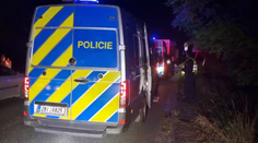 Česká polícia zastavila pri hraniciach so Slovenskom dodávku, tlačilo sa v nej 33 migrantov