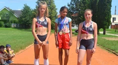 Dievčatko z osady predbehlo súperky o kolo. Obuté malo namiesto tenisiek balerínky