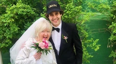 Slovenský youtuber si vzal kamarátovu mamu (75). Mesiac po svadbe sa rozvádzajú